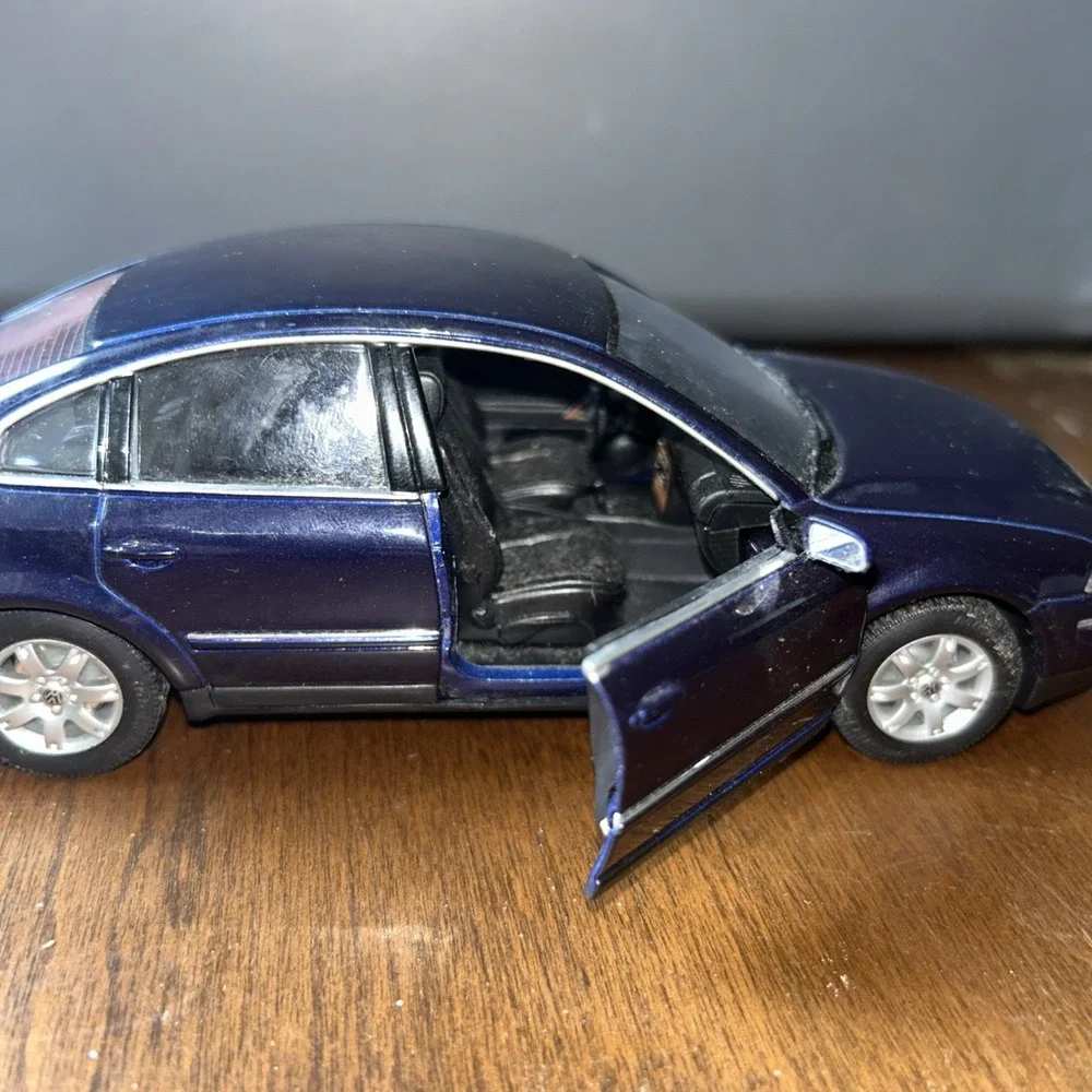 Welly 1:18 Scale‎ 2001 Volkswagen Passat Sedan Blue Loose Diecast Car